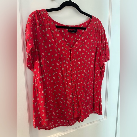 Sanctuary Women’s Red Floral Button-Down Blouse Size 1X - Picture 1 of 4